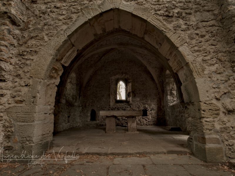 Kirchen-Ruine mit Friedhof